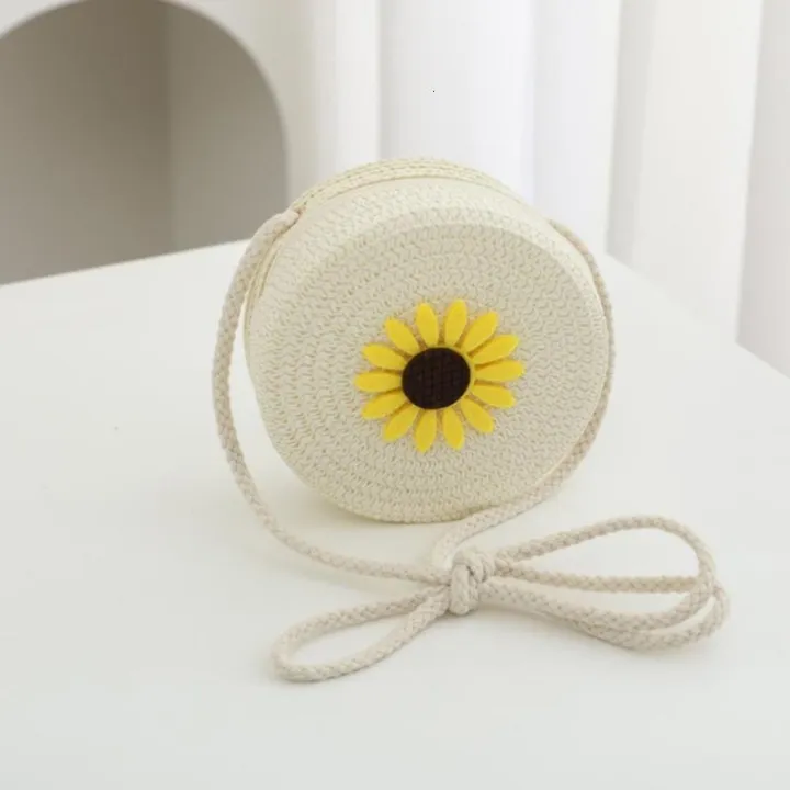 Kids%20Mini%20Straw%20Crossbody%20Purse%20Lightweight%20Shoulder%20Bag%20With%20Adjustable%20Strap%20For%20Essential%20Storage%20-%20Image%205