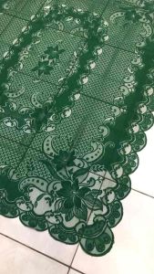 Taplak Meja Makan Persegi 4 Kursi 135 x 180 cm Warna Hijau Natal Bahan Kain Polyester Corak Bunga Sepatu Lidah Bulat