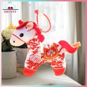 Skinye ✨Ready Stock✨ Kawayi Cute 1ชิ้น2026ปีของม้านำโชคของตกแต่งจี้นำโชคของเล่นตุ๊กตาม้าสีแดงจีนนิ่มพวงกุญแจของขวัญสำหรับเด็กผู้หญิงเด็กผู้ชาย