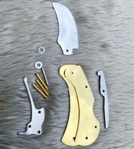ชุดกลไกทองเหลืองเรียบพร้อมใบปากเหยี่ยว ตราค้าคาวใบUS ใบเลส ใบสแตนเลส ใบเล็บเหยี่ยว ใบปากนกแก้ว ชุดกลไกมีดพับ โครงมีด ประกอบ