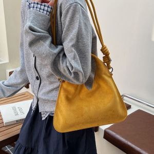 DINAH กระเป๋าถือ กระเป๋าถือสามเหลี่ยมหนังกลับ กระเป๋าสะพาย ความจุขนาดใหญ่ กระเป๋าโฮโบแบบหลวม ทันสมัย แบบเกาหลี กระเป๋าโท้ตสีพื้น สาวๆ