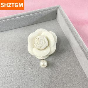 [COD] SHZTGM เข็มกลัดผ้าลายดอกคาเมลเลียหรูหราสง่างามแบบเกาหลีเข็มกลัดติดสัญลักษณ์รูปดอกไม้เข็มกลัดติดปกเสื้อแบบวินเทจงานแต่งงานงานปาร์ตี้สำนักงานผ้าพันคอเครื่องประดับแบบทำมือ