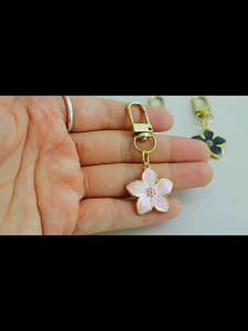 Stylish Key Holder Fashion Keychain Charm Decorative Accessories Alloy Texture Bag Charm Suitable for Fashion Collectors