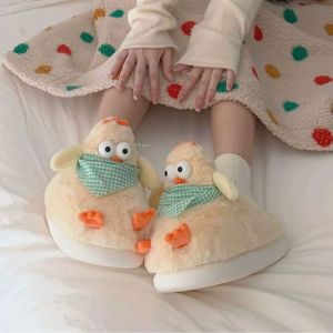 SWEET TIM รองเท้าใส่ในบ้าน รองเท้า ขนฟู รองเท้าอุ่น ขนยาวขนยาว รองเท้าแตะไก่สีเหลือง การ์ตูนลายการ์ตูน ผ้ากำมะหยี่กำมะหยี่ รองเท้าแตะที่อบอุ่นในฤดูหนาว ลำลองแบบสบายๆ นุ่มนุ่มๆ รองเท้าแตะผ้าพลัฌ สำหรับผู้หญิง