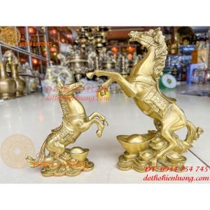 Tượng ngựa bằng đồng hí bệ vàng phong thủy 2 cỡ: Cao 14cm và 22cm
