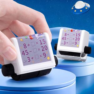 WARM HOUSEWORK สำหรับเด็กๆ โรงเรียนประถมศึกษาตอนต้น อุปกรณ์สำหรับครู เครื่องเขียนสำหรับนักเรียน หมายเลขกลิ้ง แสตมป์กลิ้งเลขคณิต ตัวเติมเลขคณิต เครื่องมือคำนวณทางคณิตศาสตร์ คณิตศาสตร์ที่ว่างเปล่าเติมเลื่อน questioner