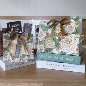 ::แพ็ค10ใบ:: !!!New!!!ถุงกระดาษลายดอกกุหลาบ ริบบิ้นทูโทน2เส้น สีทอง-เงิน พร้อมส่ง