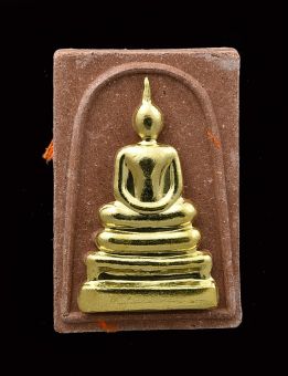 รูปจากผู้ขายบน Lazada: พระสมเด็จผงงาช้าง หลวงพ่อพัฒน์ วัดห้วยด้วน วาระกฐิน ปี 2564 เนื้อชานหมากหน้ากากทองเหลืองติดจีวรตะกรุดเงิน กรรม ตั้งราคา ฿499 ขายแล้ว 8 ชิ้น
