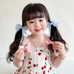 กิ๊บผมที่ละเอียดอ่อนกับซาตินโบว์เรียบสำหรับสาว ๆ ในสไตล์หวาน