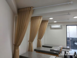 Rèm voan vàng trang trí cửa sổ rèm spa ngăn giường giá rẻ khoen lỗ ( nếu muốn xếp ly như hình nhắn shop ạ)