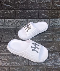 Sandal Slip-On Pria Dewasa Motif Logo Elegan Warna Putih Hitam
