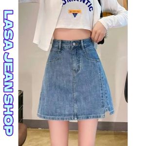 LASA JEAN SHOP กระโปรงยีนส์สั้นเอวสูงสีฟ้าอ่อนสำหรับผู้หญิง ดีไซน์แหวกแฟชั่นช่วยให้ดูผอม ทรงกระโปรงเอ เหมาะสำหรับคนตัวเล็ก S-2XL
