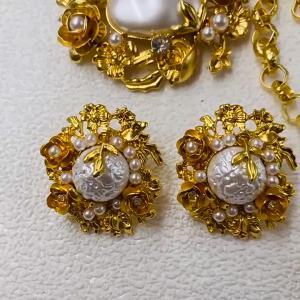 Medieval vintage Flower Set Electroplated Real Gold Three-Dimensional Carved Pearl Flower Necklace Set