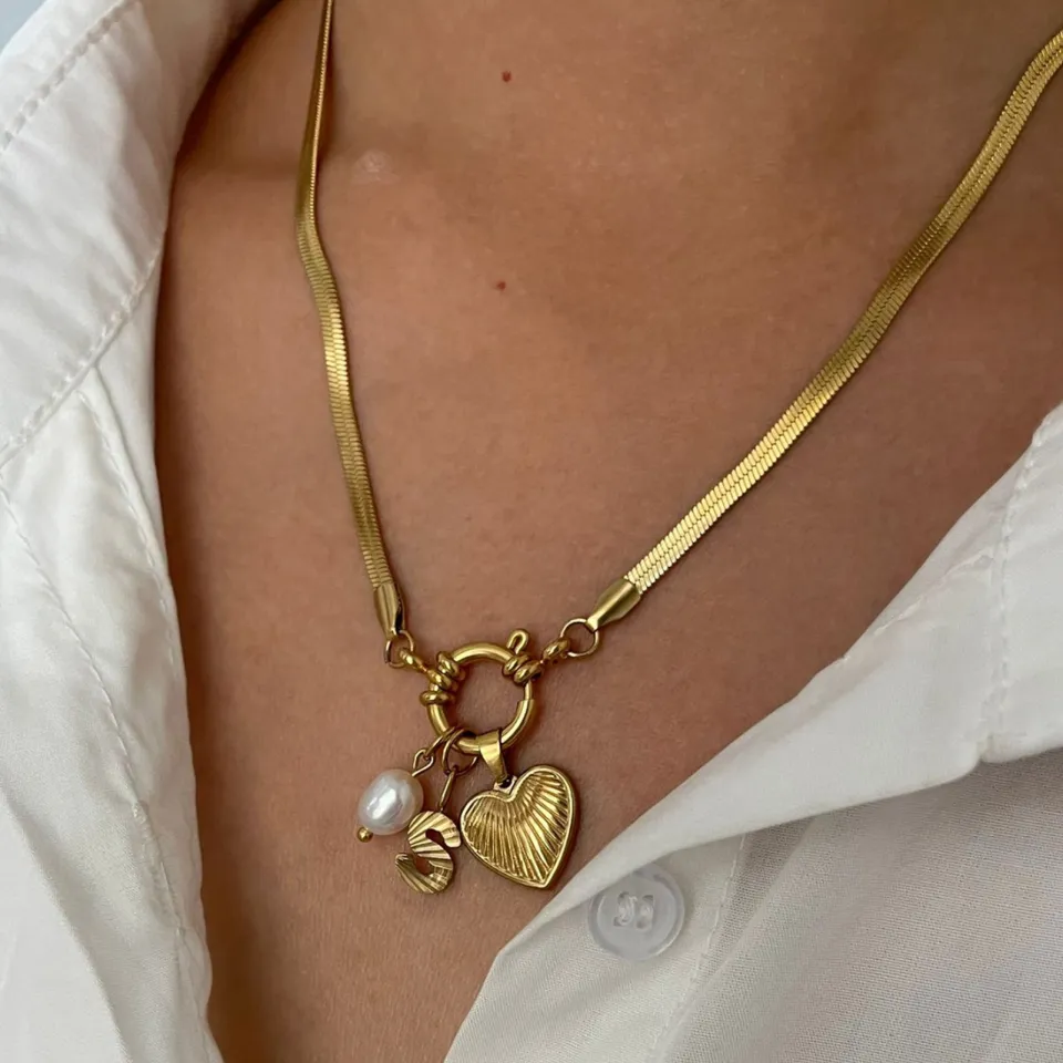 yiyanai Elegant Neck Accessory Polished Necklace Gold Plated Initial Letter  Necklace with Heart Pendant for Girlfriend Snake Chain Jewelry for Wife