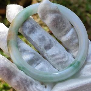 Premium Quality Green and Yellow Natural Type A Jadeite Jade crafted with shapes of Perfect Circle represent Blessed shape bangle with certificate weigh 36.75 grams measurement 8.6 * 8.3 (bangle2)