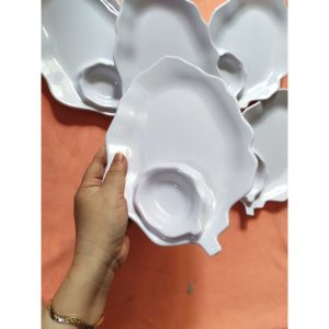 Dĩa hình lá nhựa melamine trắng bóng đựng thức ăn và có ô đựng nước chấm DTC 06: 25.5 x 17.5 x 2.5 cm