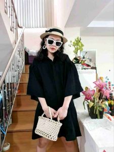 เดรสสั้นแขนบาน เนื้อผ้าลูกฟูก แต่ไม่ร้อน สาบเก็บกระดุม เรียบสวยแพงมากค่ะ