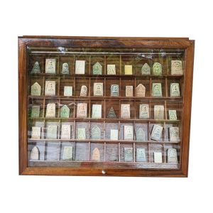 กล่องใส่พระเครื่องแขวนผนัง 50 ช่อง ตลับพระไม้สักติดผนัง หลวงพ่อพัฒน์ หลวงพ่อรวย กล่องพระเครื่อง วัตถุมงคล พระเหรียญ ของขวัญผู้ใหญ่