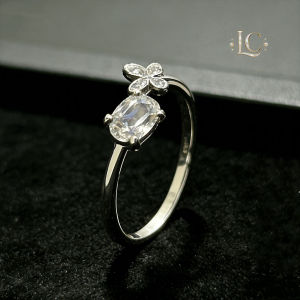 A versatile and simple everyday style featuring a small exquisite and fashionable crystal butterfly ring