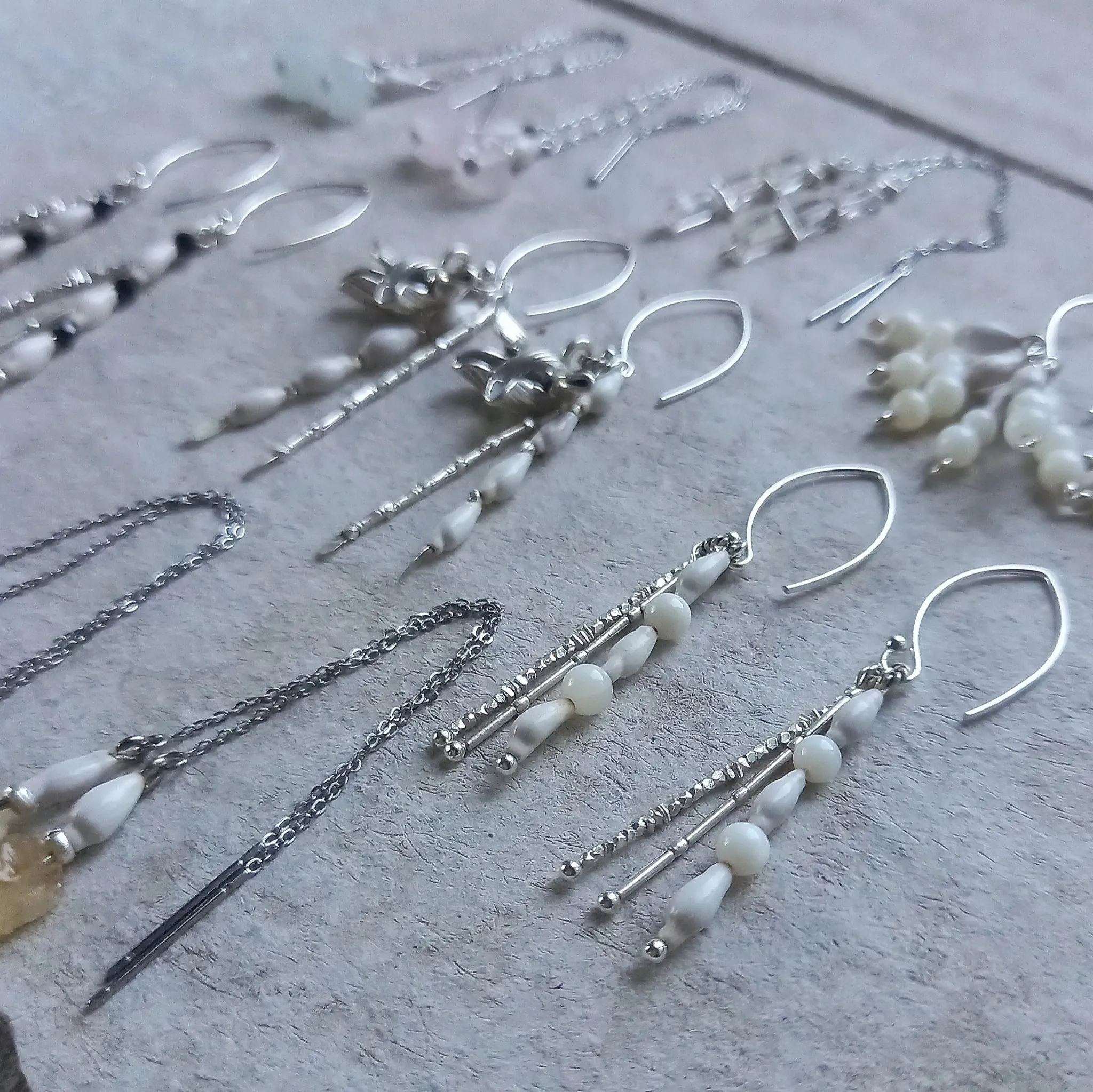 きらめくカレンシルバーの粒、シェル、ジュズダマ(Job's Tears)の3連