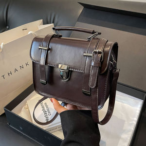 KDAShop พร้อมส่ง กระเป๋าสะพาย ทรงสี่เหลี่ยม ขนาดไม่ใหญ่มาก แบบพกพาสะดวก ทนทาน หนัง PU คุณภาพคือเกินราคา เรียบๆไม่แต่งลวดลาย ชอบสีไหนจิ้มได้เลยน้าาา