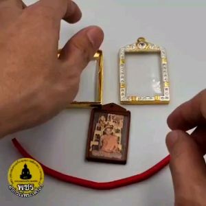 คลิกที่นี่เพื่อเรียกใช้งานบทความ: "กรอบพระใส่รูปถ่ายพ่อกวยได้ทุกปี ชุบทองคำแท้ เคลือบE-coat สีสวย ทน