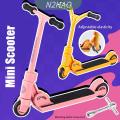 8.5×8.5cmสกู๊ตเตอร์นิ้วสำหรับเด็ก, สองล้อ, หลากสี, สกู๊ตเตอร์ขนาดเล็กแบบพับได้, ของเล่นบอร์ดลายนิ้วมือจำลอง, ของขวัญในอุดมคติ, ของเล่นกีฬาริมนิ้ว. 