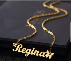 Kalung Liontin Ukir Nama: Aksesoris Wanita Keren 2025