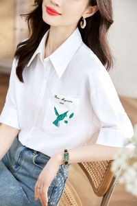 AMMIN เสื้อเบลาส์แขนสั้นสำหรับผู้หญิงเสื้อเบลาส์แขนสั้นสีขาวกระเป๋าเดี่ยวพิมพ์ลายตำแหน่งเสื้อชีฟองฤดูร้อนที่เรียบง่าย2024