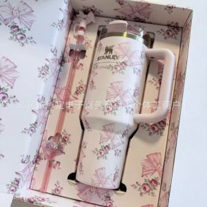 Stanley Hợp tác hoa văn 40oz Bình giữ nhiệt dung tích lớn có tay cầm và ống hút đóng hộp quà dùng trên xe hơi