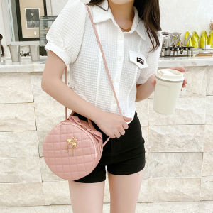 QLshop ส่งจากไทย กระเป๋าสะพายแฟชั่นใหม่ล่าสุด งานสวยทรงดี จึ้งเกินนน รุ่นนี้พกพาง่ายแมทช์ได้กับทุกชุด ใช้ได้ทุกโอกาส จะวัยรุ่นหรือวัยทำงานบอกเลยว่า ปังแน่นอนนนน