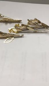 JINJIE Airplane Tie Clip for Men and Women Gold-Tone Electroplated Metal Tie Bar with Flat Head and Colour-Block Detail 60×17mm Business Accessory in Individual Packaging for Formal or Everyday Wear