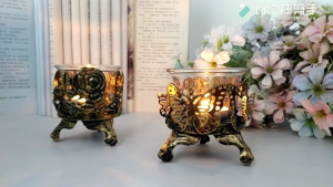 Cơ sở khung sắt chạm khắc cổ điển với giá hình chén tealight giá đỡ nến thủy tinh cho kiểu dáng nhà và trung tâm sự kiện