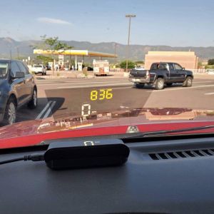 Bộ hiển thị tốc độ hắt kính lái HUD-M12 kết nối qua cổng USB/OBD2