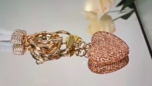 Handmade Love Heart Key Chain with Diamonds Sparkling Rhinestones Keychain Pendant Gift for Couple and Trendsetters