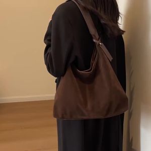 AE Túi đeo vai bằng da lộn mới thời trang và đơn giản phong cách giản dị túi xách nữ dung tích lớn túi dạng xô túi cho mẹ.