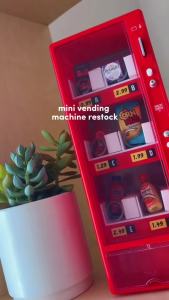 MGAs Miniverse Real Brands Vending Machine Store & Display 12 Minis Interactive Snack Dispenser Playset 8+
