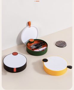 Yemi_Q เครื่องมือเย็บผ้า กล่องด้ายเข็มแม่เหล็กมัลติฟังก์ชั่นแบบพกพา ชุดเย็บผ้าในหอพัก ชุดกล่องเย็บผ้าสองชั้น พร้อมส่ง