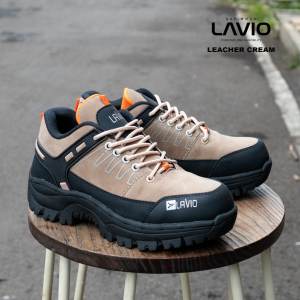 Sepatu Safety Pria Anti Slip Anti Licin Sol Karet Ujung Besi Lavio Leacher Terlaris 2024