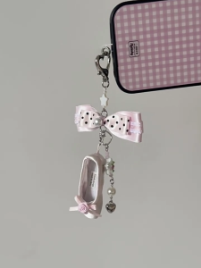 พวงกุญแจรองเท้าบัลเล่ต์ที่ละเอียดอ่อนพร้อมดอกไม้ที่เป็นประกายของขวัญที่ผ่านการออกแบบโบว์แบบผูกลายจุดจากผ้าซาติน