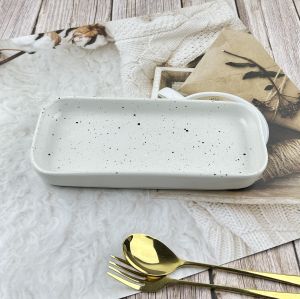 จานเซรามิค จานเปลเหลี่ยม ขนาด  4.6 x 9.8 นิ้ว  มีให้เลือก  2 สี ขาวจุดดำ และ ดำจุดขาว