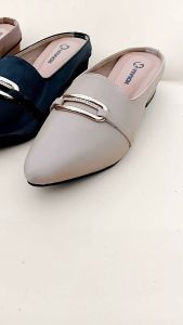 Sandal Safari Wanita Variasi Gesper Besi Hak 3cm Sol Karet