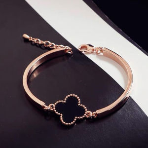 Sty⚡ Temperamen mode Eropa dan Amerika Serikat gelang semanggi empat daun / perhiasan wanita desain sederhana gelang semanggi empat daun