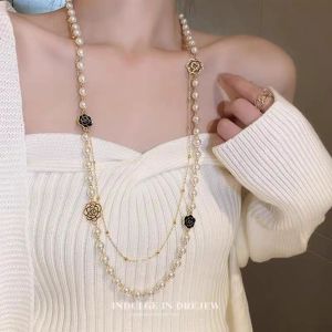 AE Dây chuyền áo len cao cấp nhiều lớp mùa thu đông thời trang và đa năng dây chuyền ngọc trai thanh lịch dành cho nữ với thiết kế hoa hồng và cỏ bốn lá.