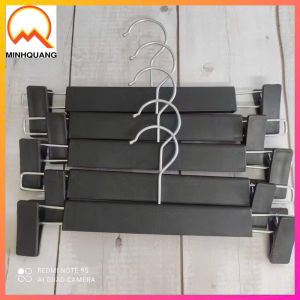 combo 10 kẹp treo quần áo bằng nhựa màu đenvàng cao cấp cứng cápmóc xoay 360 dùng cho shop thời trang.