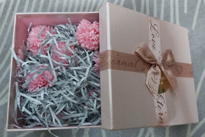 Hộp đựng quà có hoa nhựa và giấy rơm lót sang trọng thích hợp Quà Tặng 8/3 Sinh Nhật Valentine Dịp Lễ