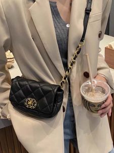 WEIYI Premium Sling Bag Warna Hitam Dan Coklat Kode GCCH