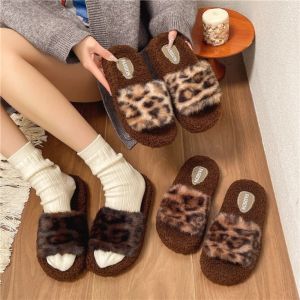 THANKSKY รองเท้าครึ่งห้ว รองเท้าแตะลายเสือดาว ป้องกันการลื่น สไลด์สไลด์สไลด์ รองเท้าแตะตุ๊กตาแบน ลำลองแบบสบายๆ อบอุ่นและอบอุ่น รองเท้าแตะขนเฟอร์ ฤดูหนาวฤดูใบไม้ร่วงฤดูหนาว