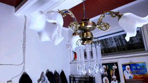 Lampu hias gantung kristal kap tulip cabang 4 lampu (3 samping + 1 tengah)