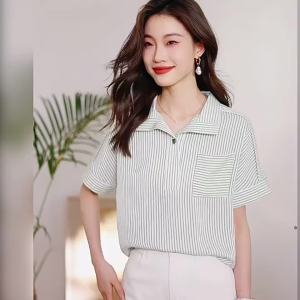 AMMIN เสื้อเบลาส์แฟชั่นคอปกแบบเรียบง่ายสำหรับฤดูร้อน2024วินเทจสไตล์ฮ่องกงเสื้อแขนสั้นลายทางมีกระเป๋าของผู้หญิงเสื้อเบลาส์หรูหราลำลองแบบเย็บปะมีกระเป๋า